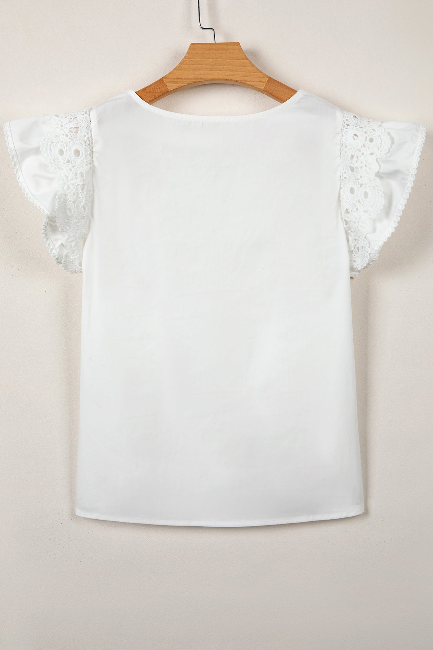 Blusa con detalle de encaje blanco, manga con volantes y cuello redondo plisado