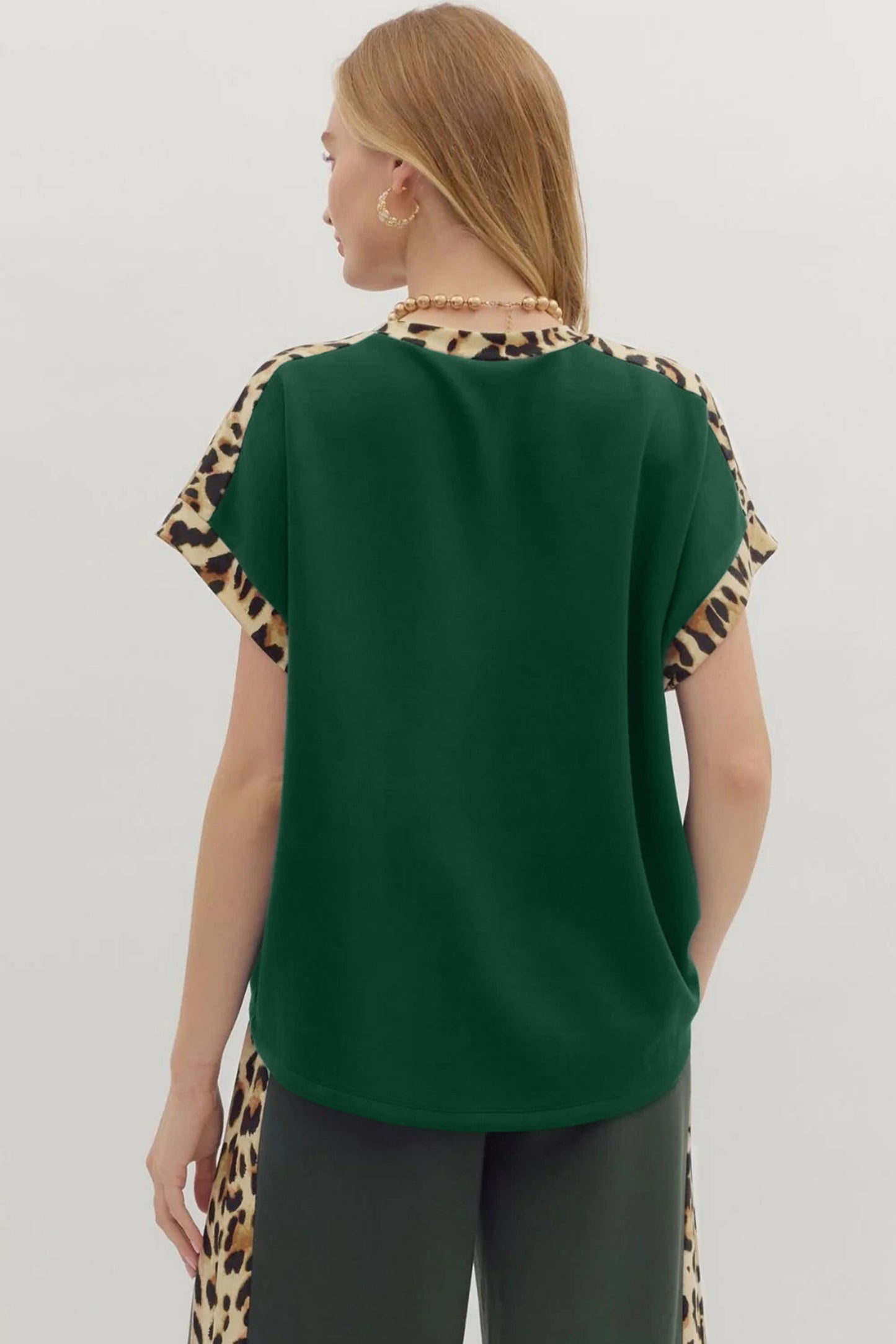 Camiseta suelta de cuello redondo con ribete de leopardo verde mar