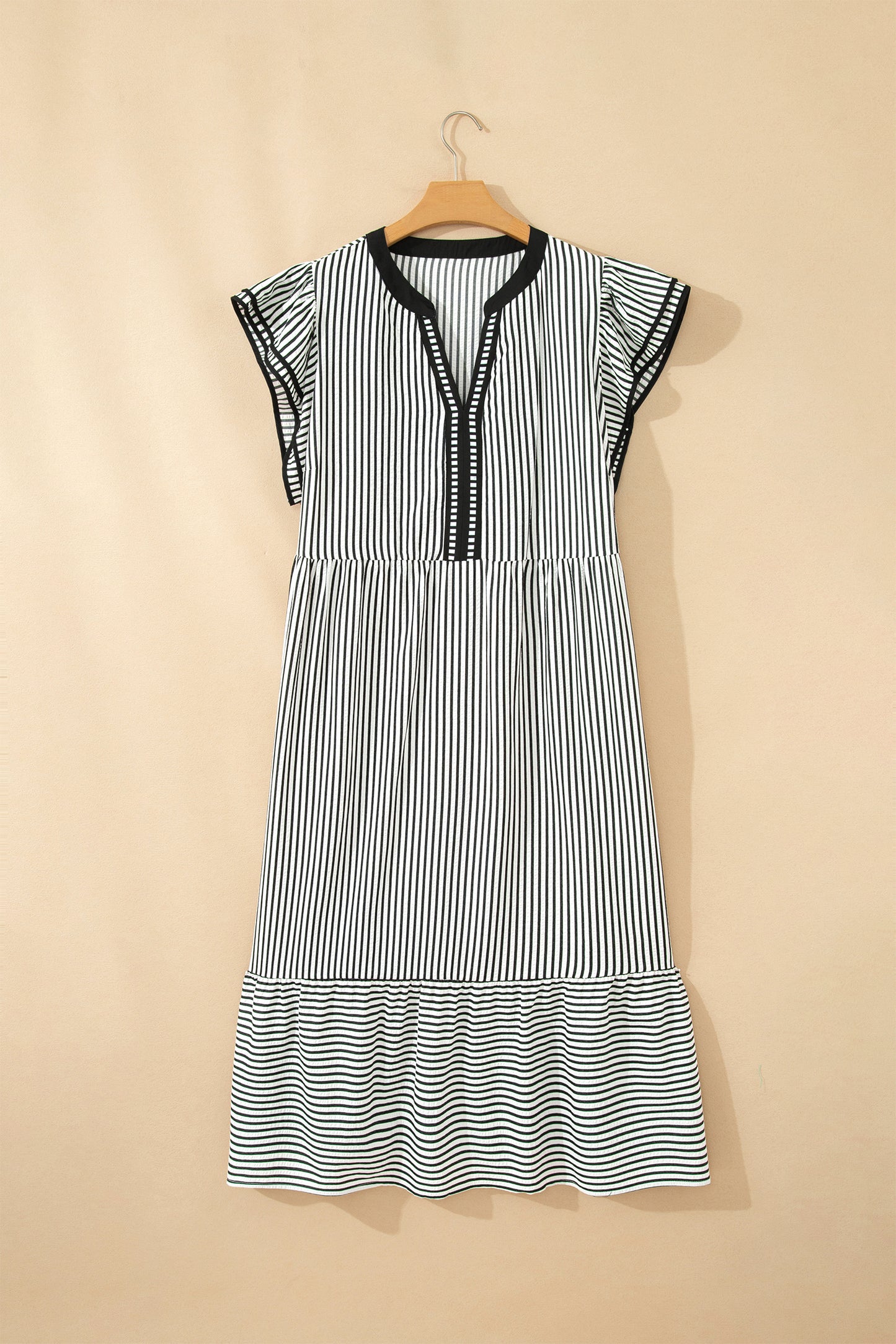 Vestido Maxi Negro Tallas Grandes con Abertura en V, Volantes y Mangas de Capas