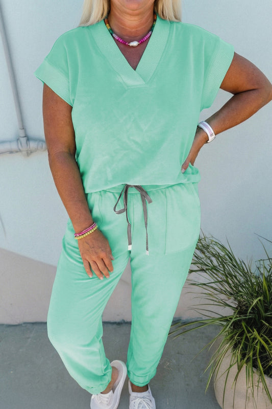 Conjunto de camiseta de cuello de pico lisa verde menta y pantalón con cordón de ajuste de talla grande