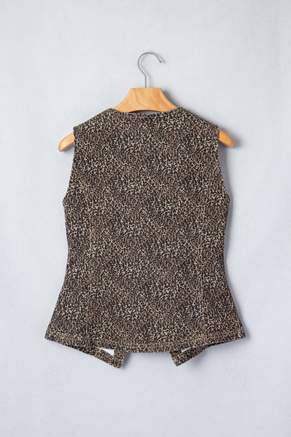 Chaleco vaquero ajustado con estampado de leopardo marrón