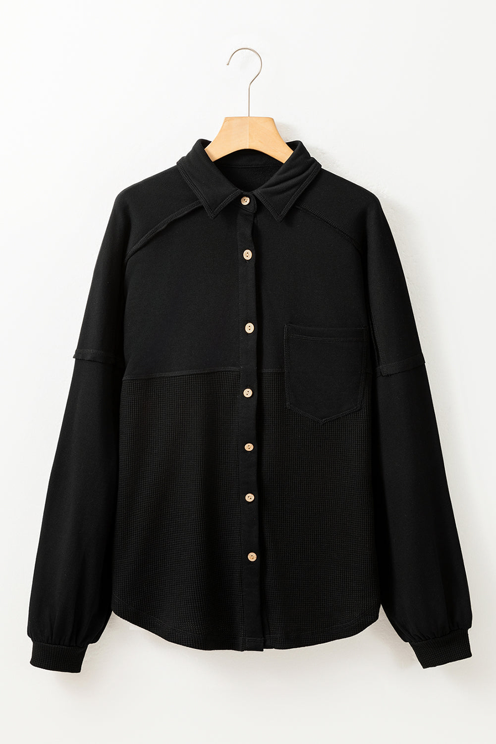 Chaqueta holgada de punto waffle negra con retazos y costuras expuestas