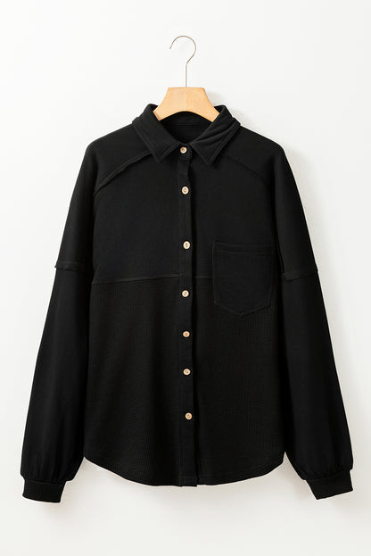 Chaqueta holgada de punto waffle negra con retazos y costuras expuestas