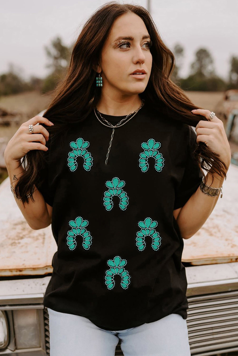 Camiseta negra con lentejuelas y parches, diseño turquesa del Oeste