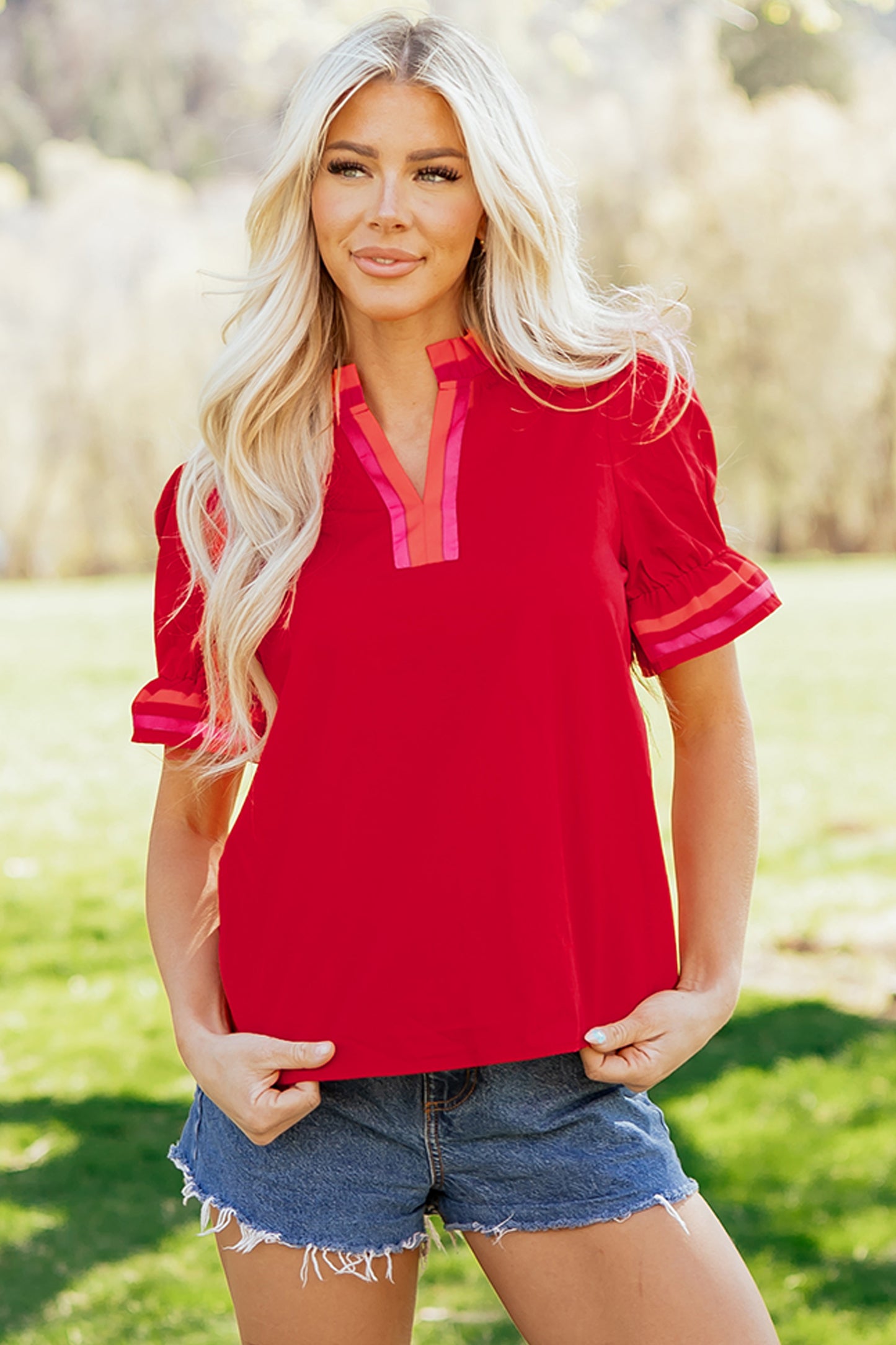 Blusa Roja Fuego a Rayas con Volantes en el Cuello y Mangas Cortas con Vuelos