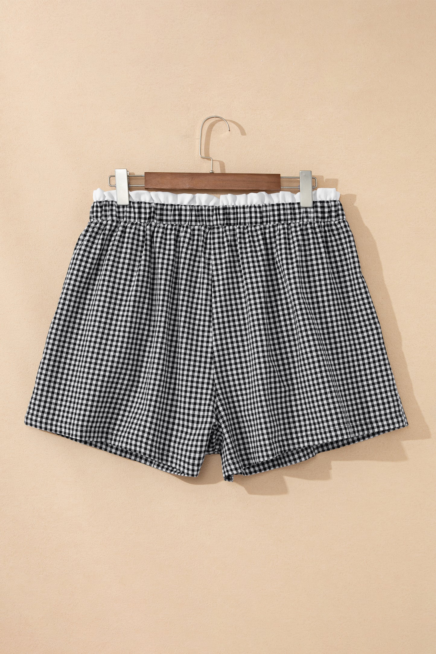 Pantalones cortos de talla grande con estampado de cuadros y ribete en contraste negro