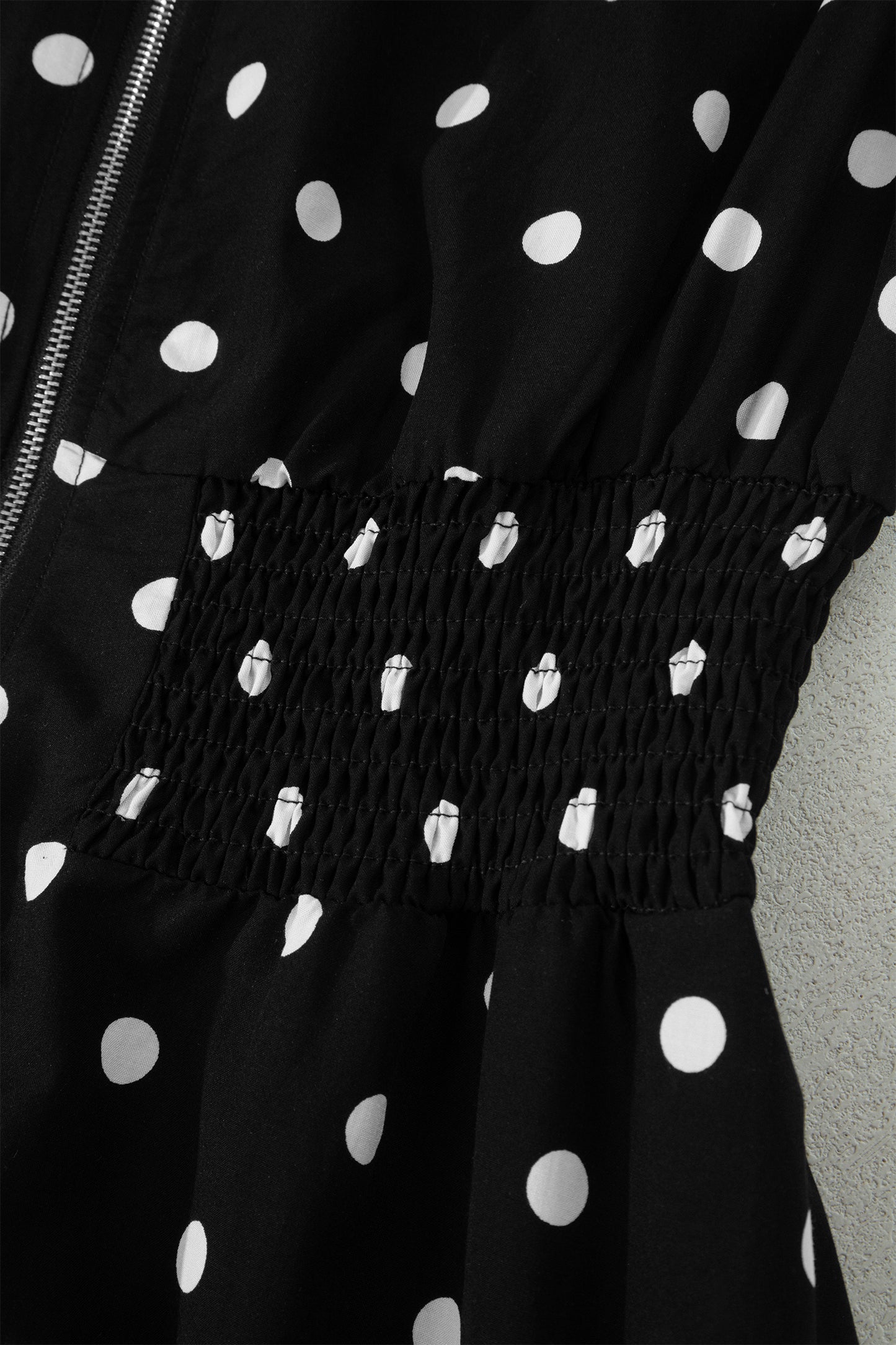 Vestido sin mangas con cremallera, cuello en V, ribete en contraste y estampado de lunares negros