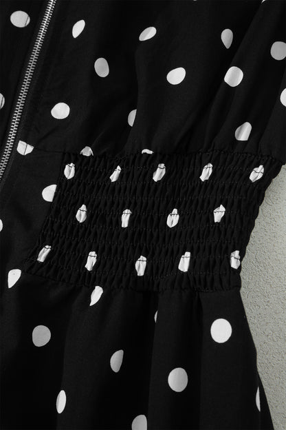 Vestido sin mangas con cremallera, cuello en V, ribete en contraste y estampado de lunares negros