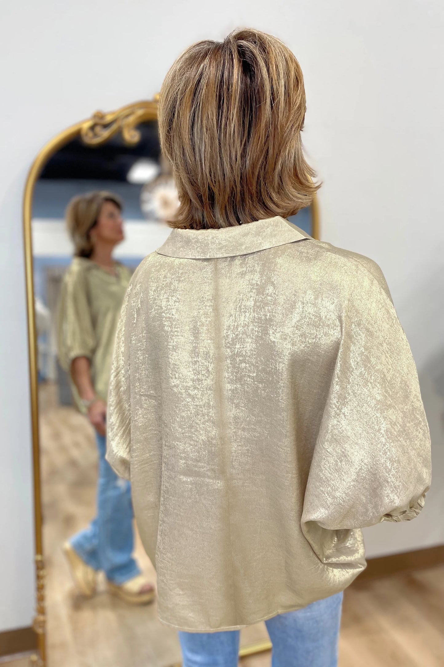 Top metálico beige de cuello y escote en V con media manga