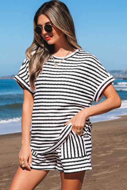 Conjunto de top de manga corta de punto con rayas negras y shorts con cordón