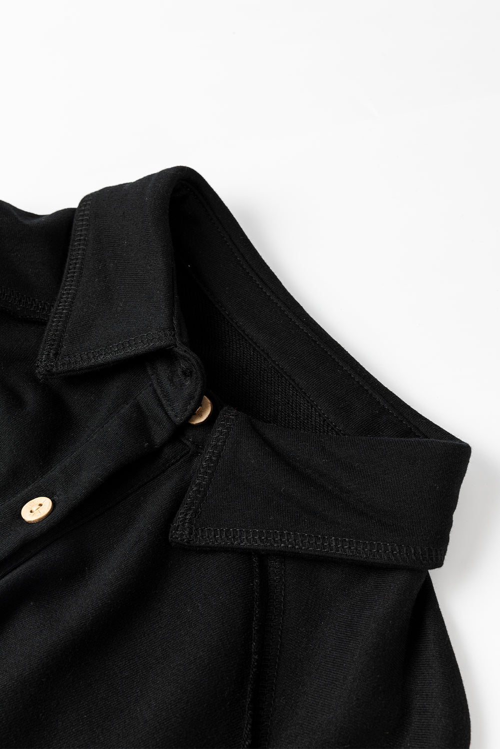 Chaqueta holgada de punto waffle negra con retazos y costuras expuestas