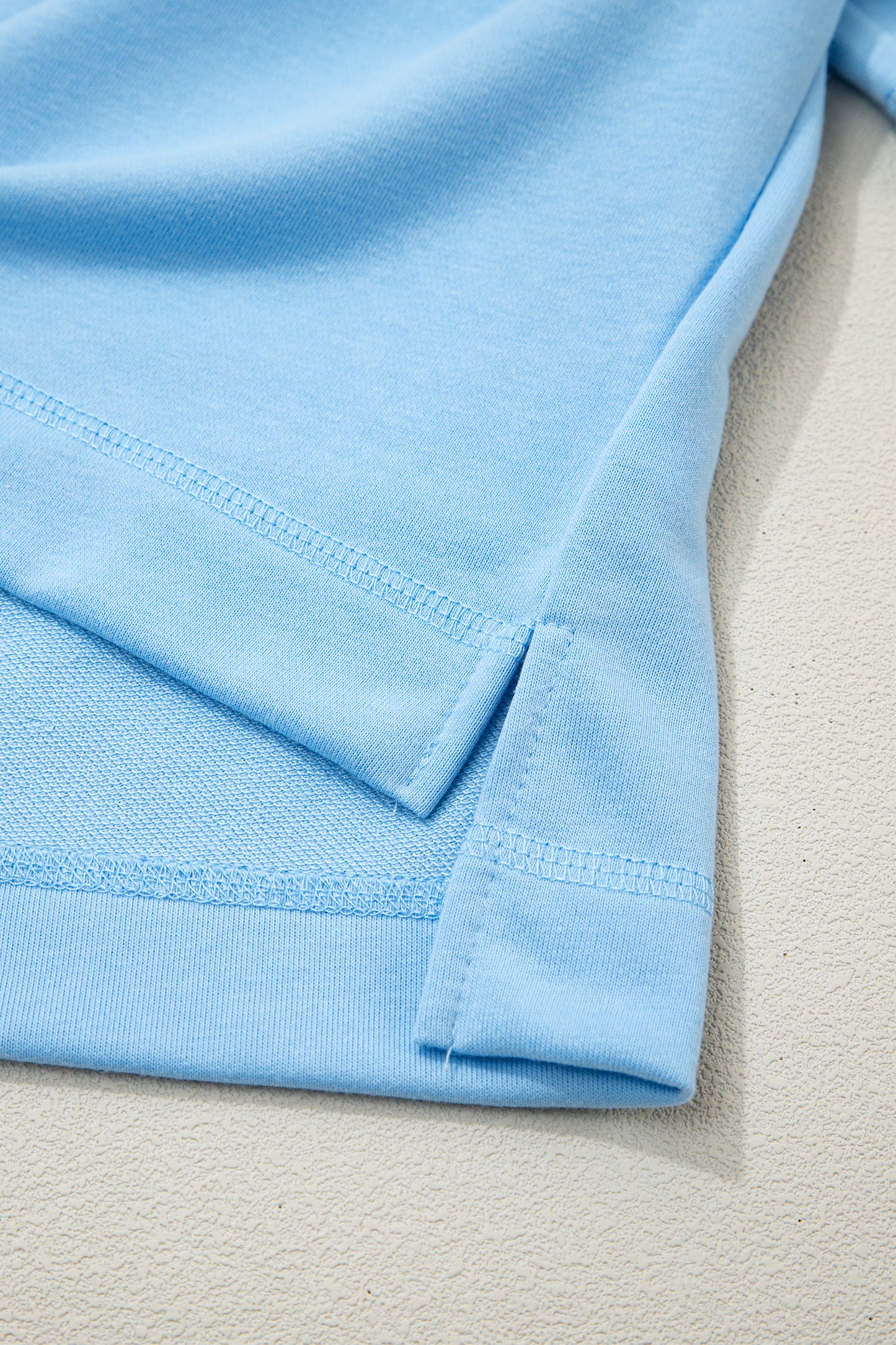 Conjunto de camiseta holgada con hombros caídos y pantalones tipo barril en azul cielo