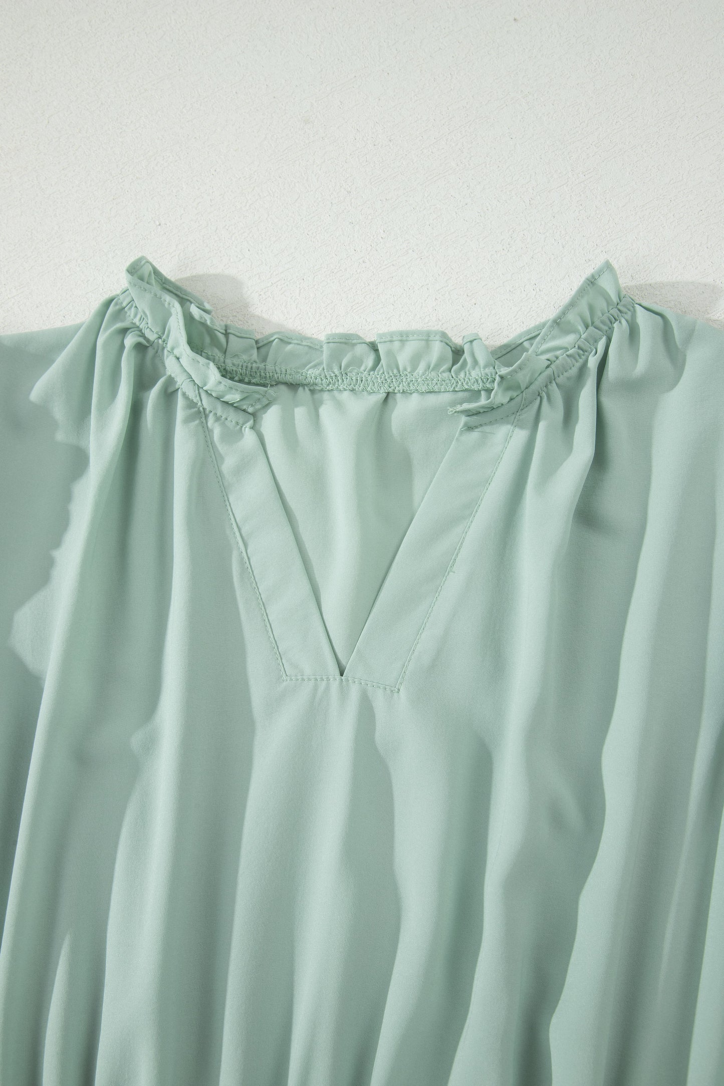 Vestido maxi escalonado de cintura alta con cuello en V y manga corta abullonada en color sólido Aqua claro