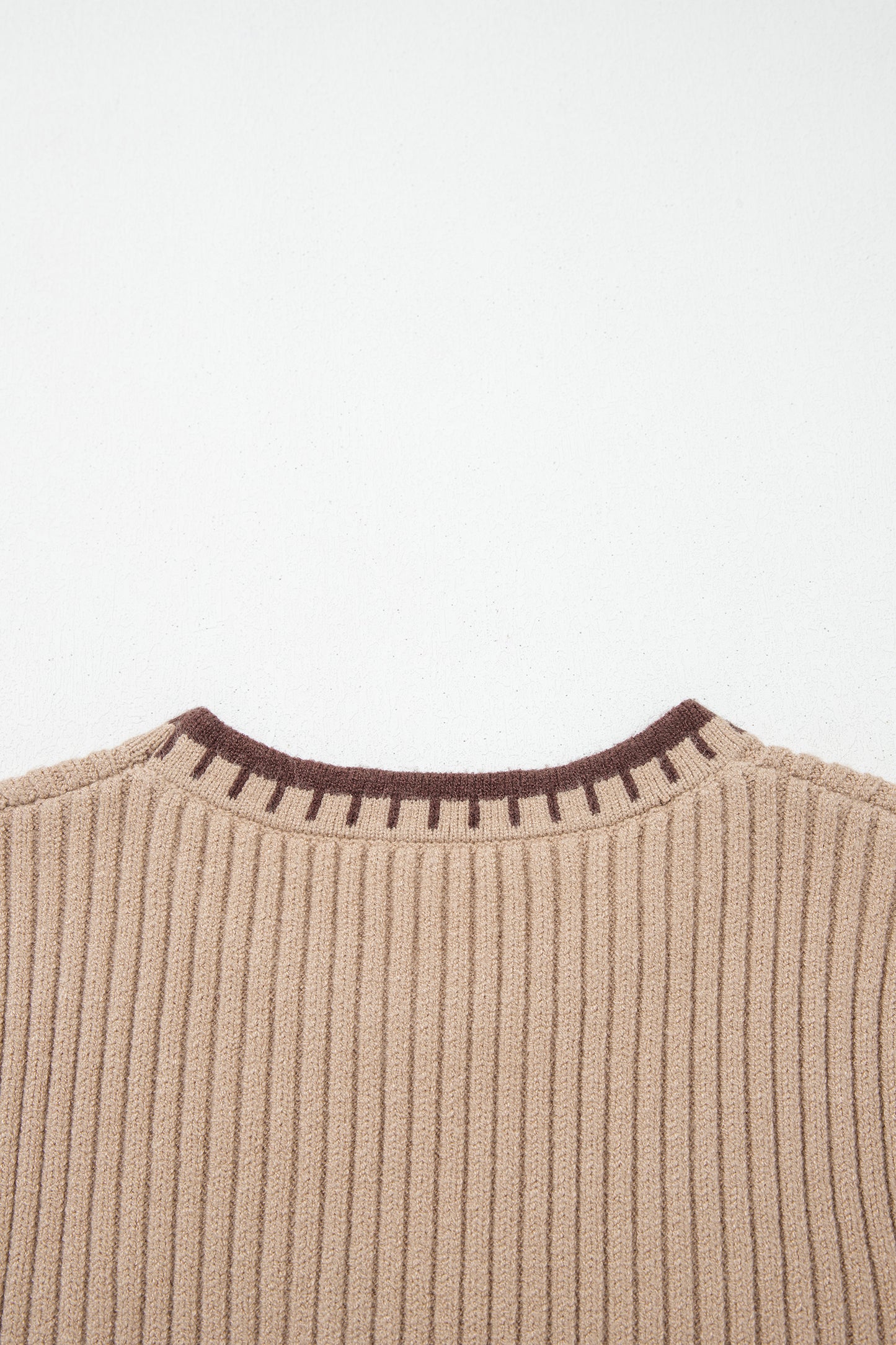 Chaleco de punto acanalado beige francés claro con cuello redondo y ribetes en contraste.