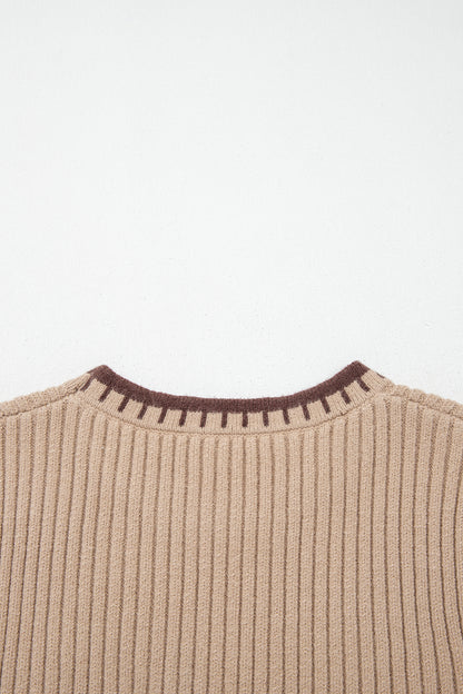 Chaleco de punto acanalado beige francés claro con cuello redondo y ribetes en contraste.