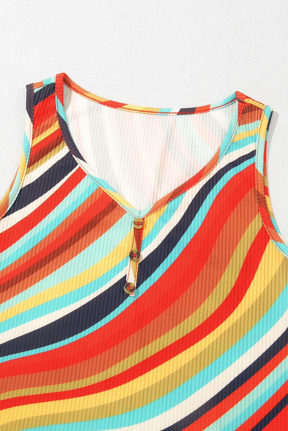 Camiseta sin mangas con cuello de pico, botones y rayas onduladas multicolores
