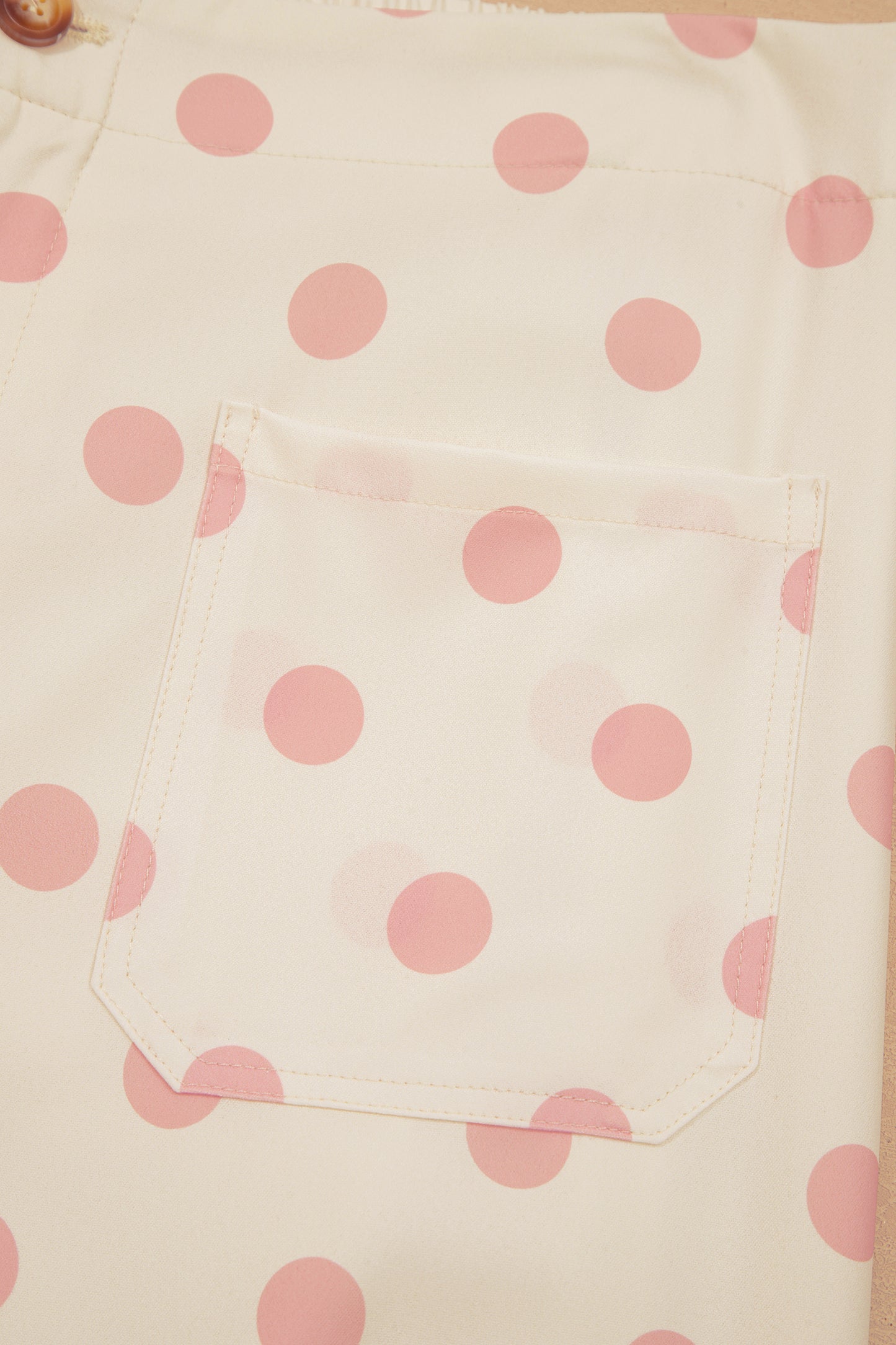 Pantalones de pernera recta de tiro medio con bolsillos de parche y estampado de lunares blancos