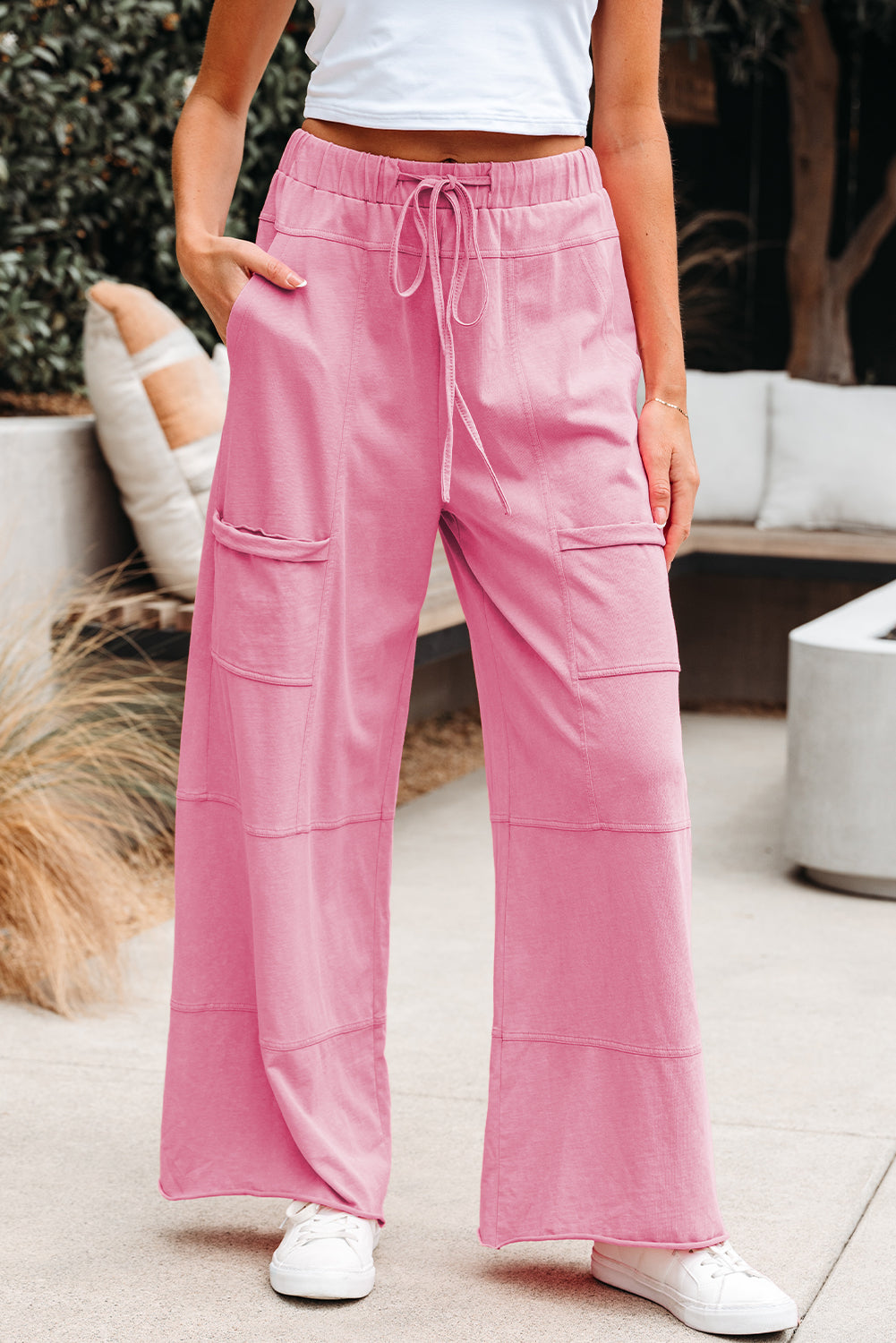 Pantalones cargo de pierna ancha con cordón en la cintura elástica, costura expuesta y lavado mineral Bonbon