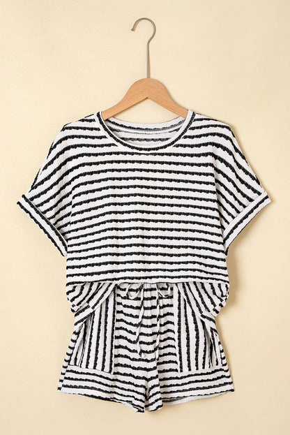 Conjunto de top de manga corta de punto con rayas negras y shorts con cordón