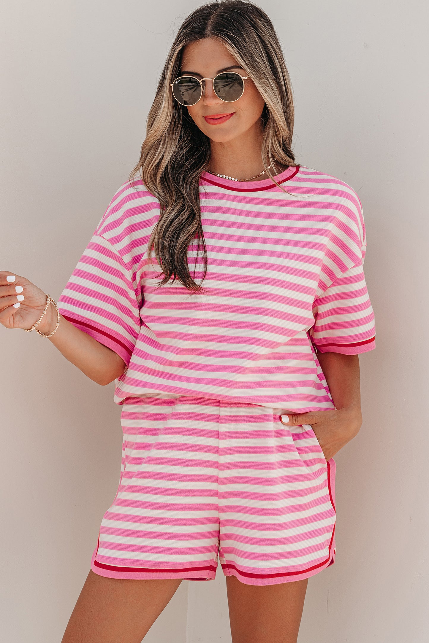 Top de manga corta con ribete en contraste de rayas rosas y shorts sueltos, conjunto casual de 2 piezas