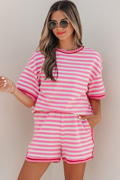 Top de manga corta con ribete en contraste de rayas rosas y shorts sueltos, conjunto casual de 2 piezas