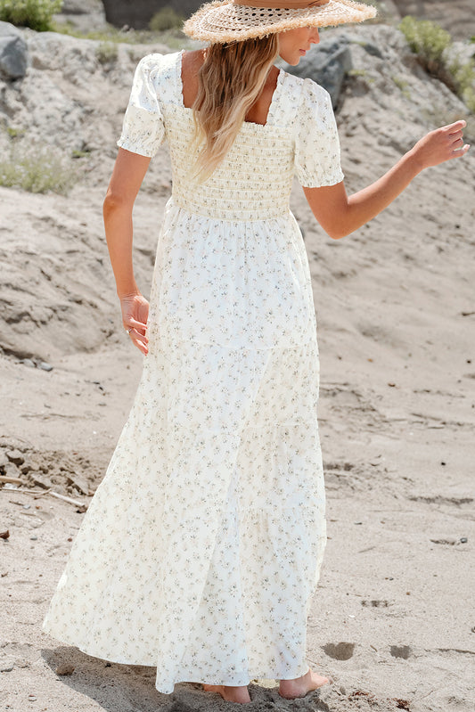 Maxivestido floral escalonado con corpiño fruncido con volantes blancos