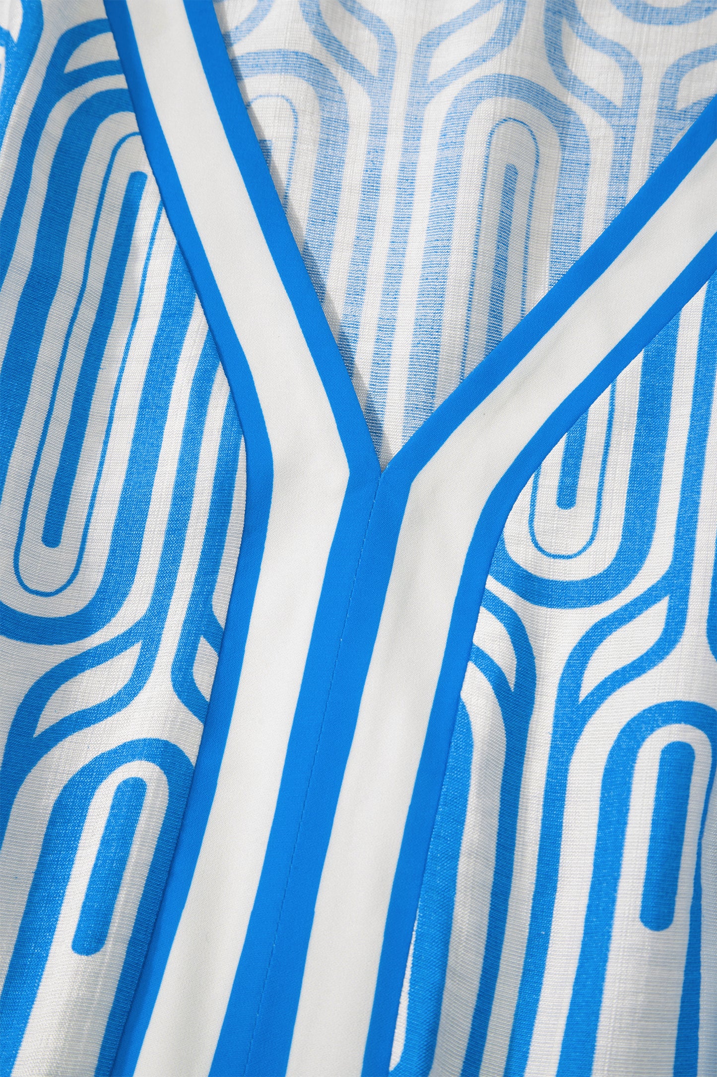 Vestido largo con estampado geométrico de talla grande en azul cielo con ribete en contraste y cuello en V de manga pulsera
