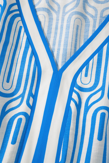 Vestido largo con estampado geométrico de talla grande en azul cielo con ribete en contraste y cuello en V de manga pulsera