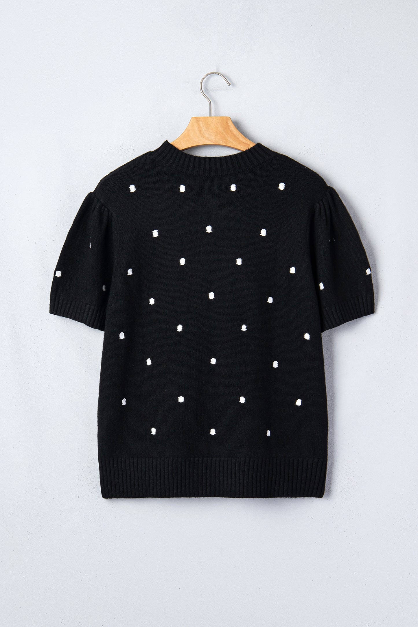 Suéter negro elegante de burbujas con lunares y manga corta