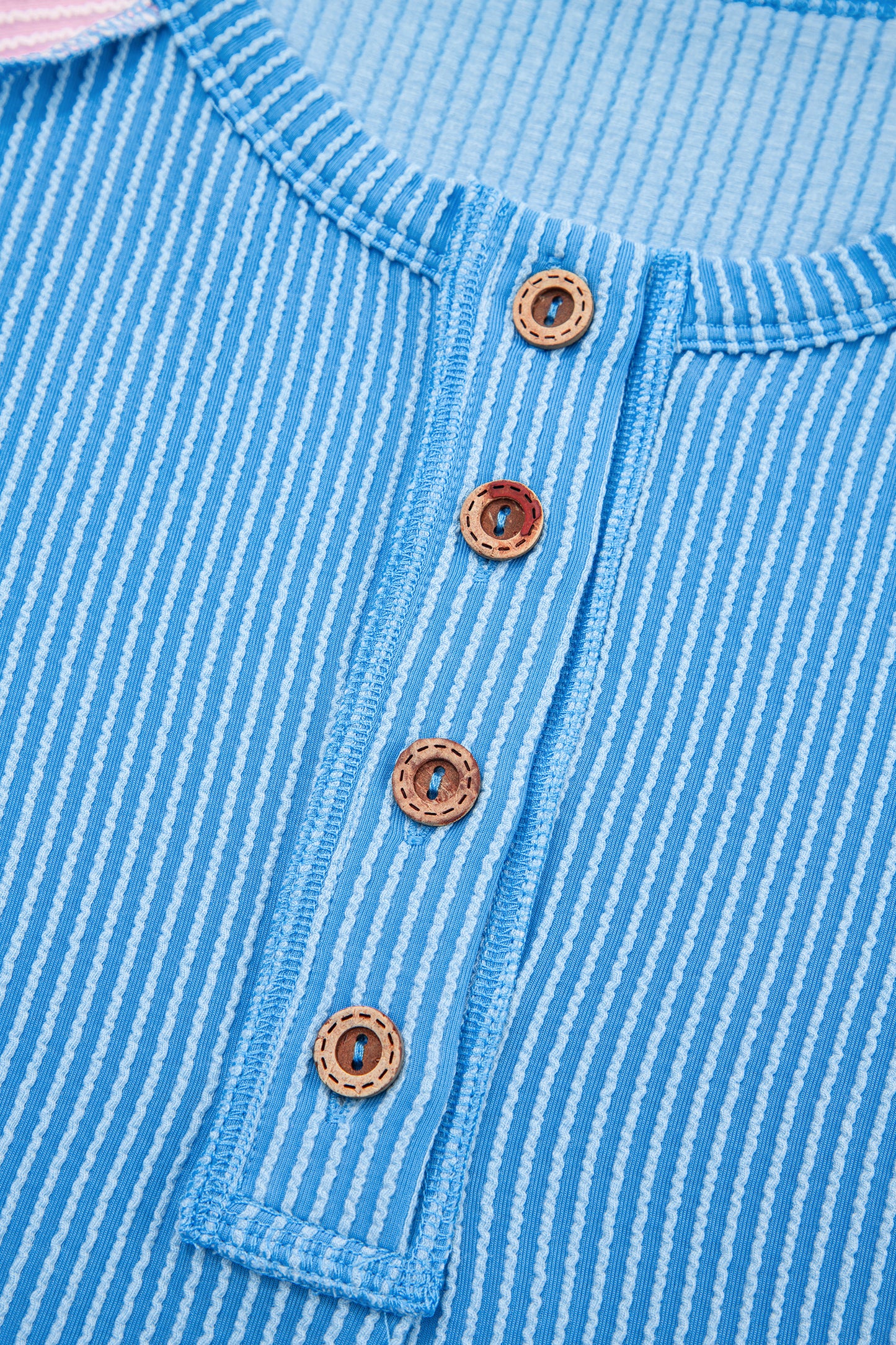 Camiseta Henley de manga corta con retales de bloques de color acanalados trenzados azules