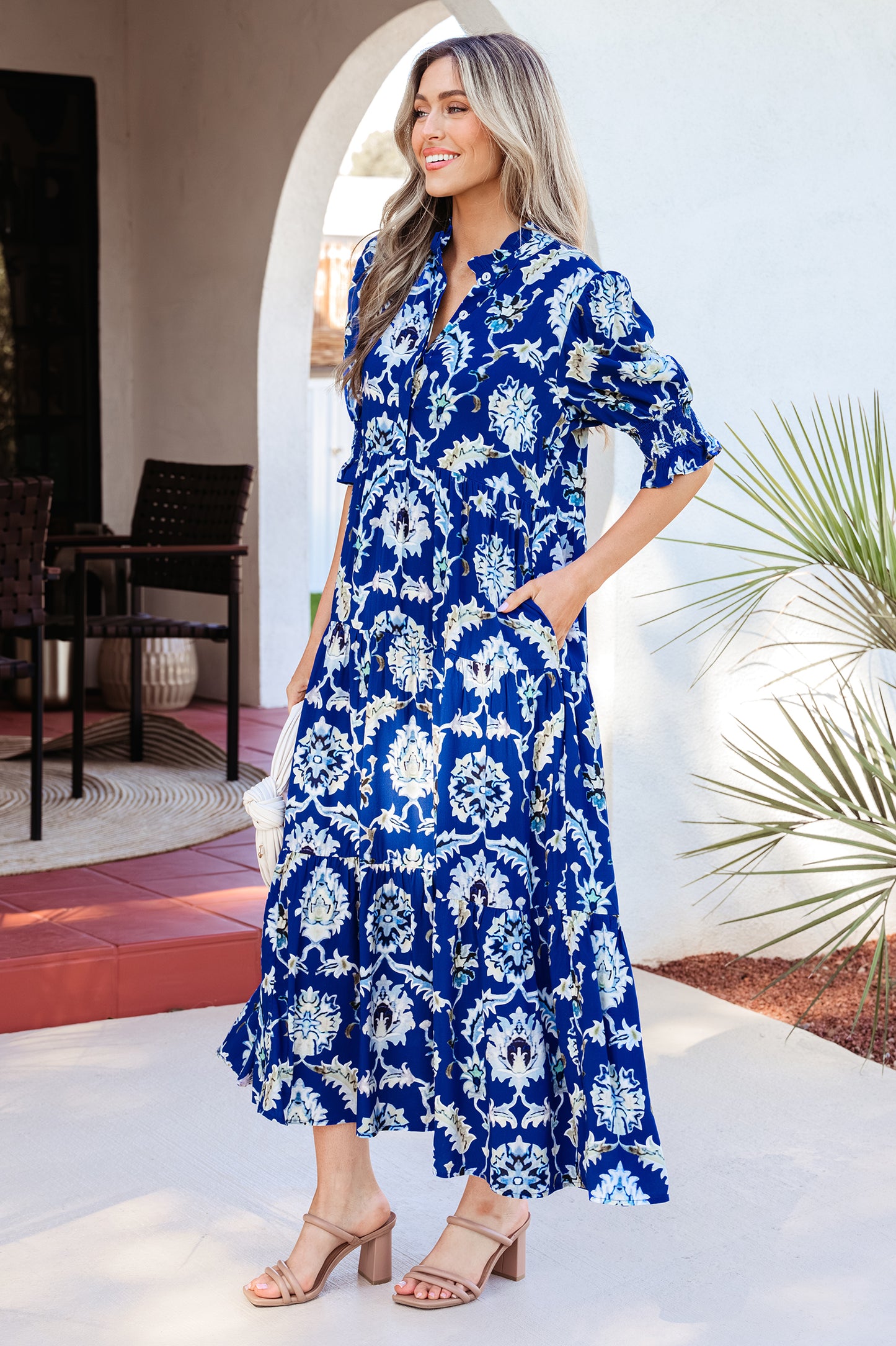 Vestido Largo Azul con Estampado Floral Silvestre, Cuello con Volantes y Manga Media