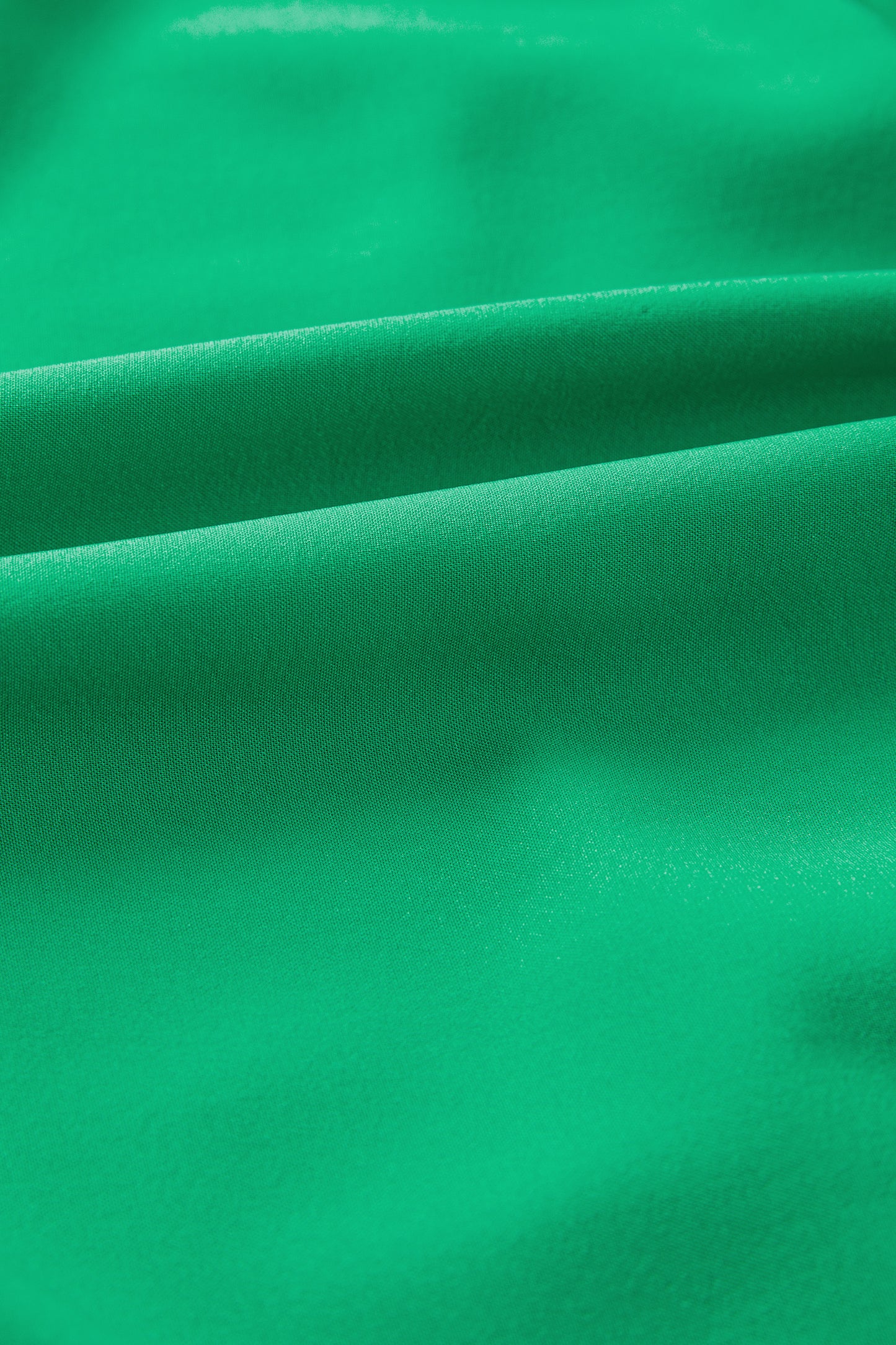 Vestido maxi escalonado verde brillante de color sólido, cuello en V, manga corta abullonada y cintura alta