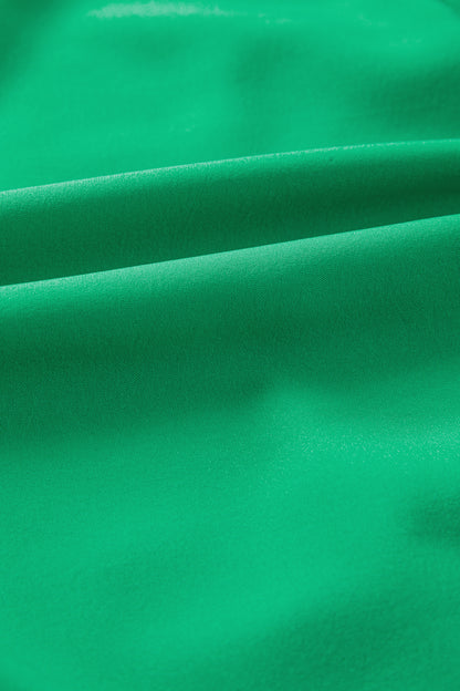 Vestido maxi escalonado verde brillante de color sólido, cuello en V, manga corta abullonada y cintura alta