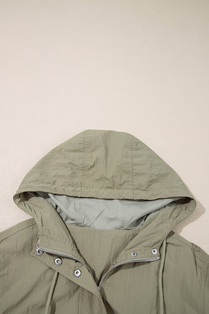 Chaqueta utilitaria corta con capucha y bolsillos con cremallera en verde laurel