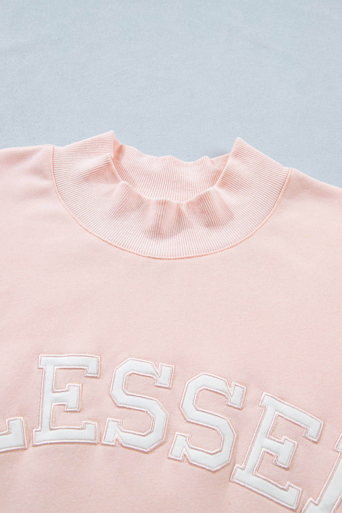 Sudadera de cuello alto talla grande con diseño gráfico de parche con ribete bordado "BLESSED" en rosa claro