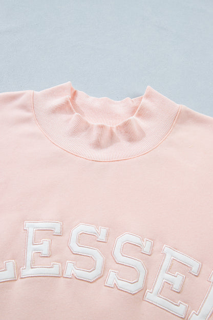 Sudadera de cuello alto talla grande con diseño gráfico de parche con ribete bordado "BLESSED" en rosa claro