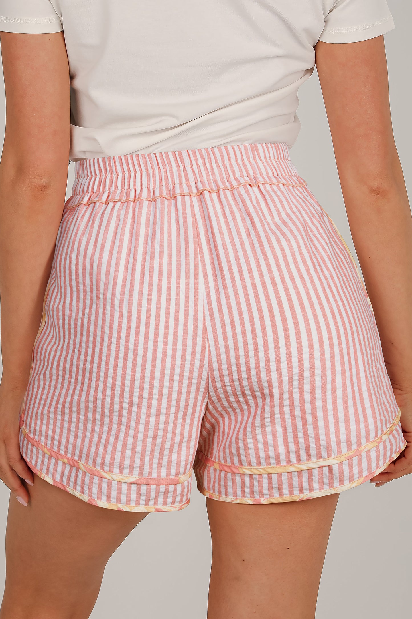 Pantalones cortos casuales de rayas con nudo y ribete floral rosa claro