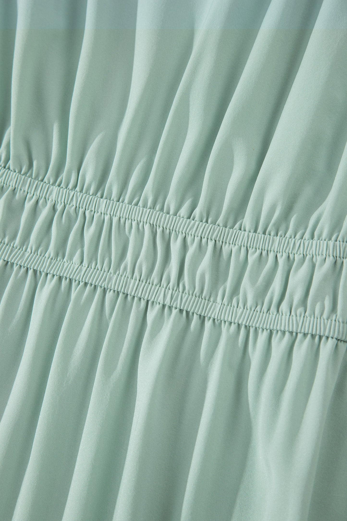Vestido maxi escalonado de cintura alta con cuello en V y manga corta abullonada en color sólido Aqua claro