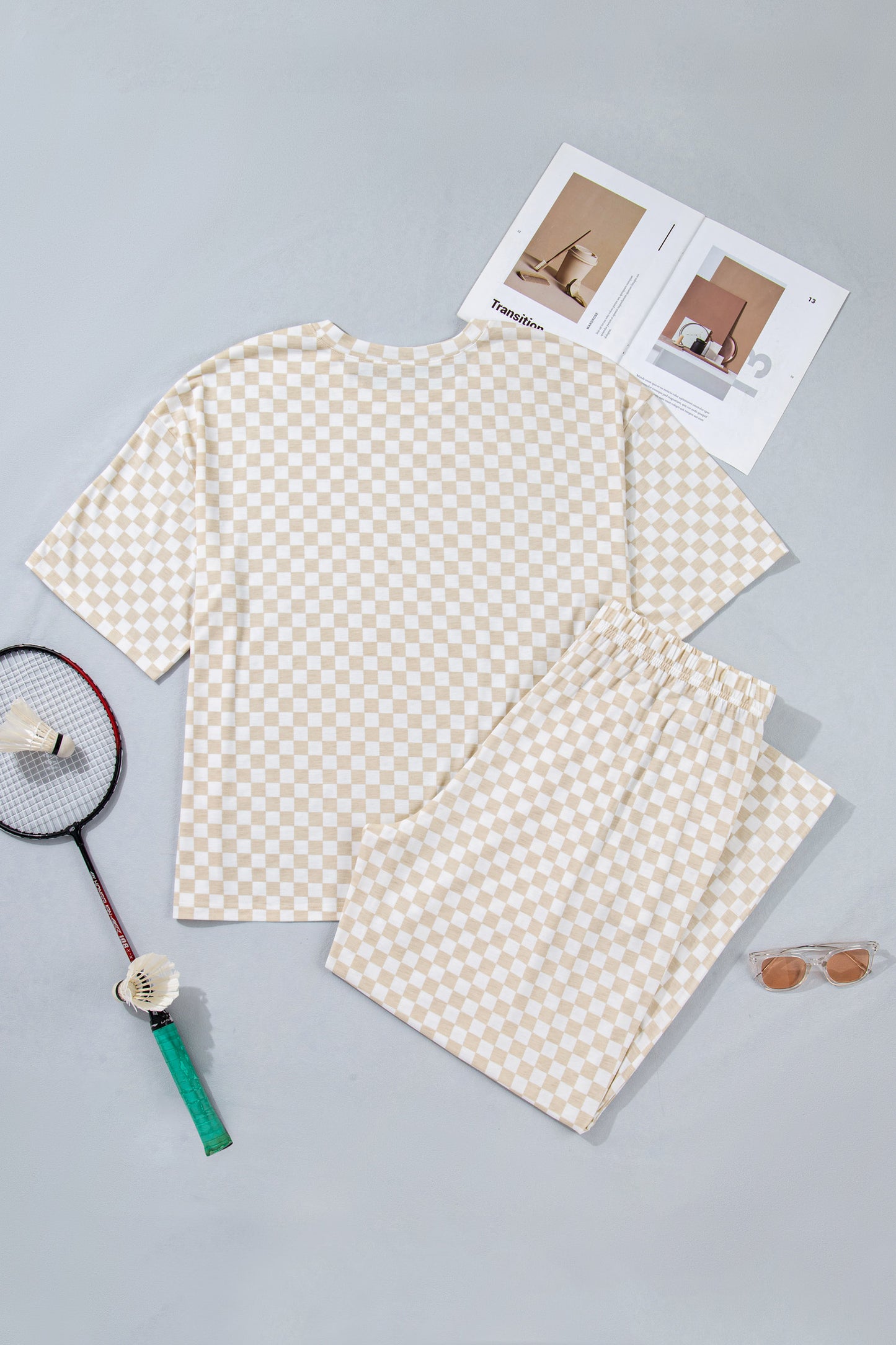 Conjunto de dos piezas de salón de camiseta de manga media y pantalones sueltos con estampado a cuadros en talla grande color caqui