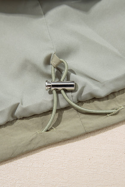 Chaqueta utilitaria corta con capucha y bolsillos con cremallera en verde laurel
