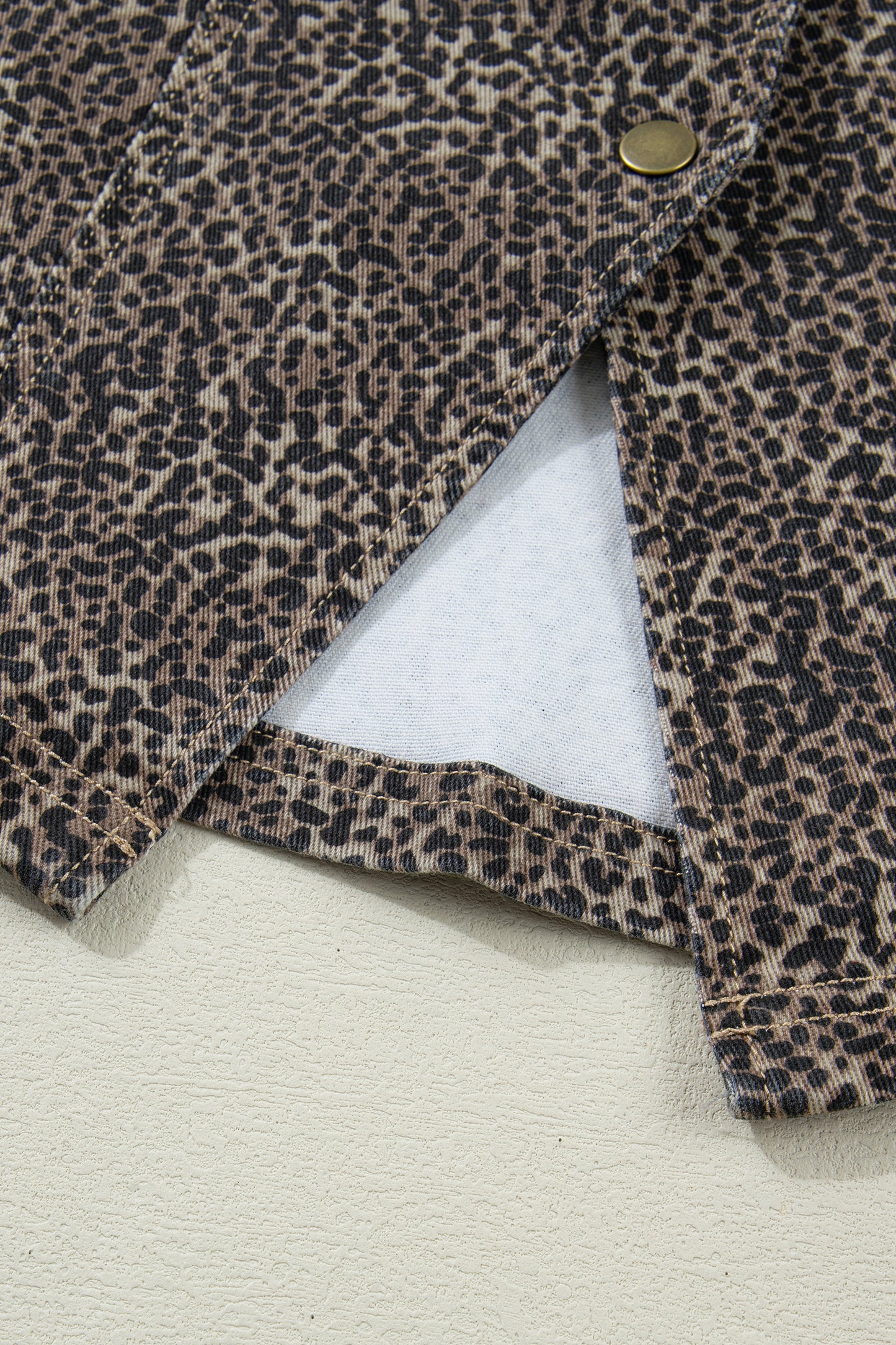 Chaleco vaquero ajustado con estampado de leopardo marrón
