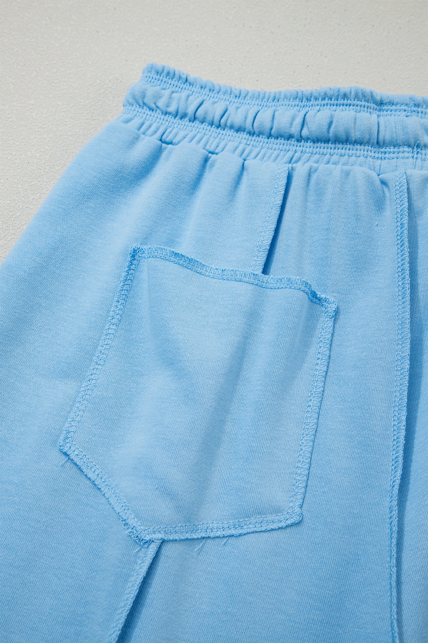 Conjunto de camiseta holgada con hombros caídos y pantalones tipo barril en azul cielo