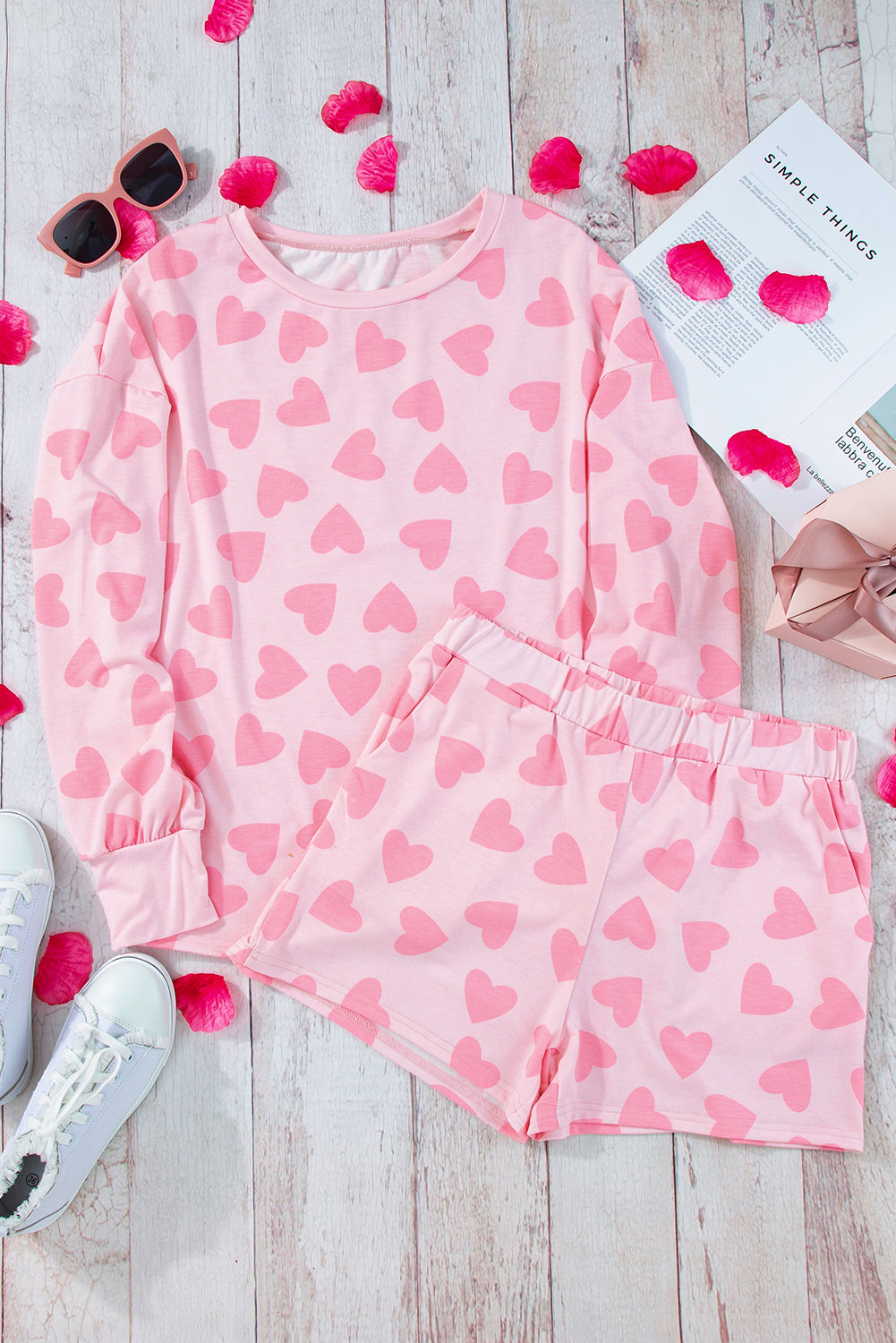 Conjunto de salón de top de manga larga y pantalón corto con estampado de corazones rosas de San Valentín