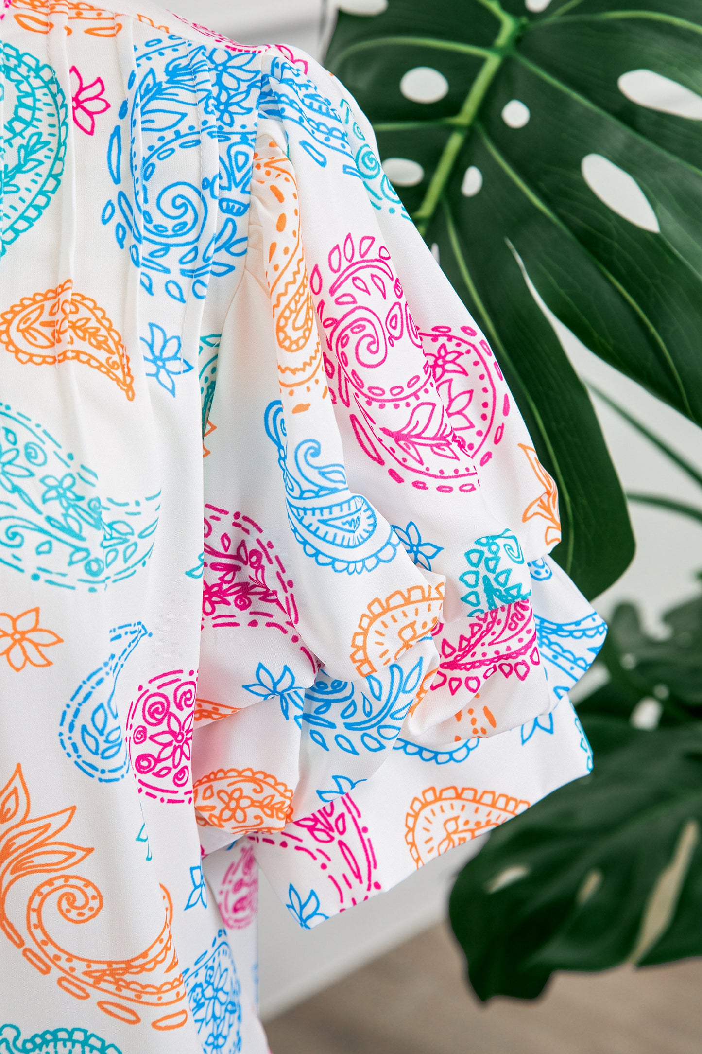 Blusa con estampado cachemira vibrante multicolor, ojales de botón y mangas abullonadas