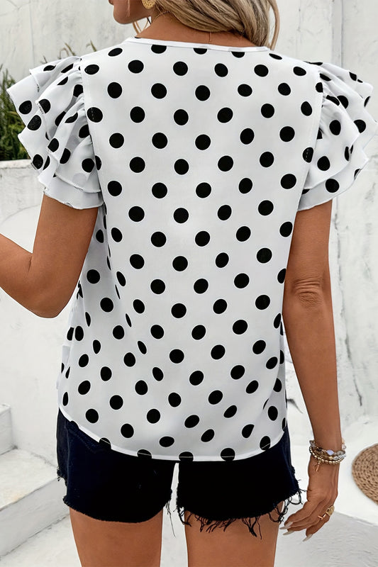 Blusa blanca con estampado de lunares y volantes de manga corta