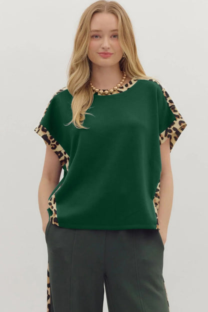 Camiseta suelta de cuello redondo con ribete de leopardo verde mar