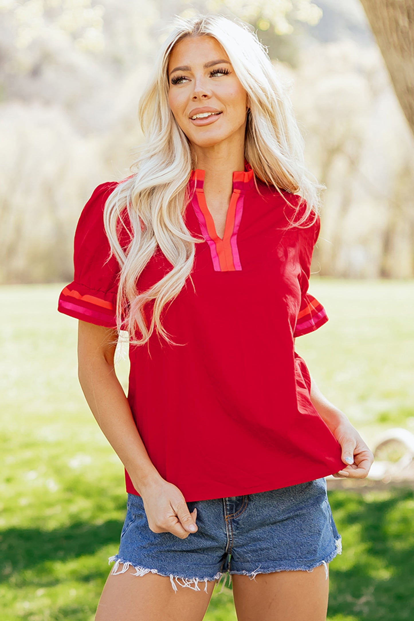 Blusa Roja Fuego a Rayas con Volantes en el Cuello y Mangas Cortas con Vuelos