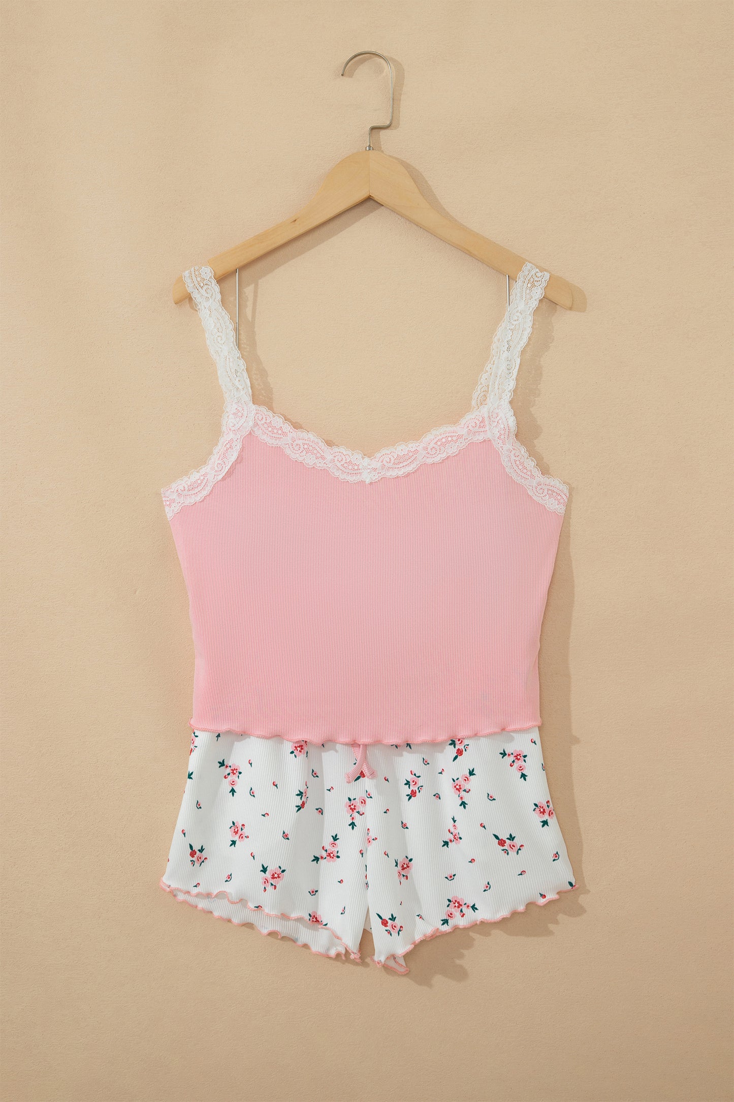 Conjunto corto de salón rosa de punto acanalado con tirantes de encaje, retazos, bajo ondulado y estampado floral