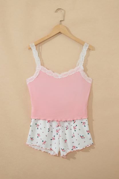 Conjunto corto de salón rosa de punto acanalado con tirantes de encaje, retazos, bajo ondulado y estampado floral