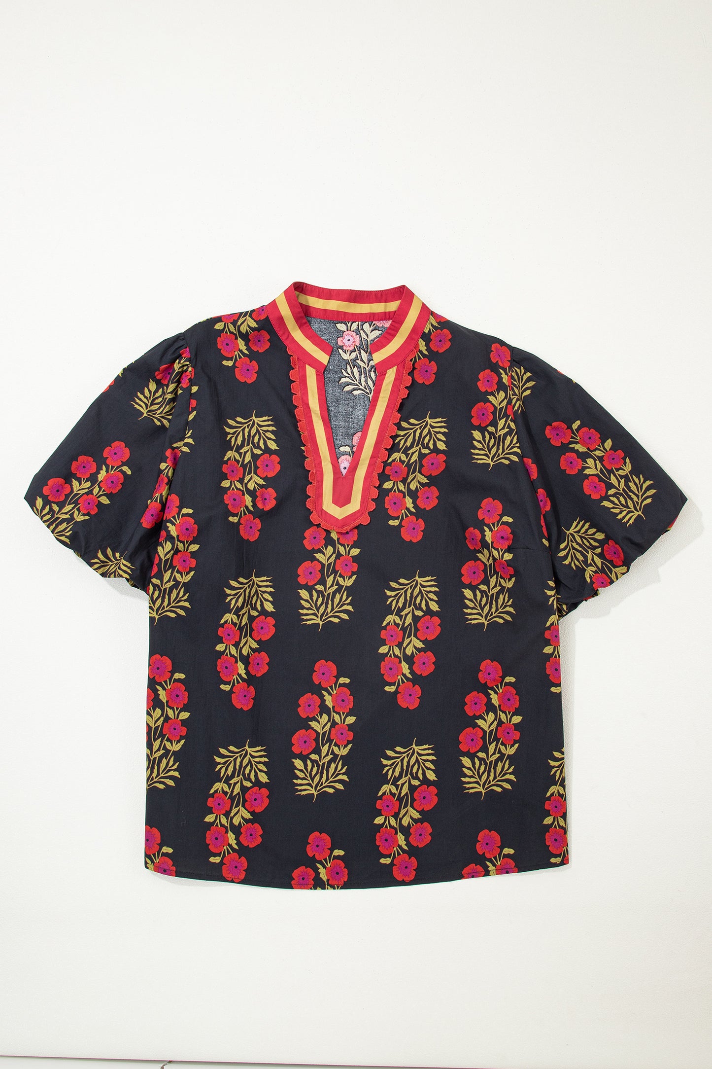 Blusa de algodón con estampado floral y ribete a rayas Ricrac de talla grande en color negro y manga corta